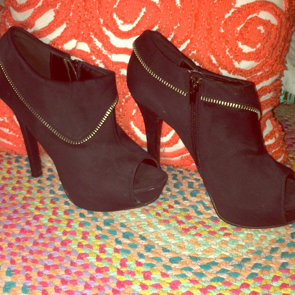 Sexy Zippered Black Suede Pumps. Size 8.